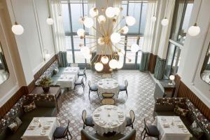 塞萨洛尼基ON Residence - Small Luxury Hotels of the World的享有餐厅高处的景致,配有桌子和吊灯