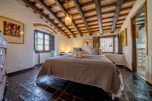Postel nebo postele na pokoji v ubytování Masia Marco Lux, ideal familias con gran zona exterior y Piscina