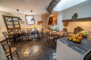 Posezení v ubytování Masia Marco Lux, ideal familias con gran zona exterior y Piscina