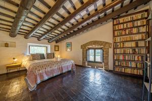 Postel nebo postele na pokoji v ubytování Masia Marco Lux, ideal familias con gran zona exterior y Piscina