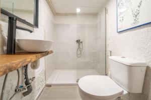 Koupelna v ubytování Masia Marco Lux, ideal familias con gran zona exterior y Piscina
