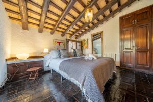 Postel nebo postele na pokoji v ubytování Masia Marco Lux, ideal familias con gran zona exterior y Piscina