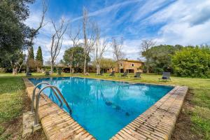 Bazén v ubytování Masia Marco Lux, ideal familias con gran zona exterior y Piscina nebo v jeho okolí