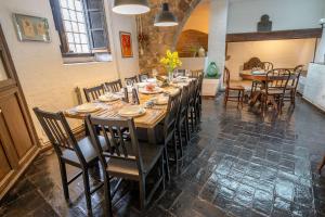 Restaurace v ubytování Masia Marco Lux, ideal familias con gran zona exterior y Piscina