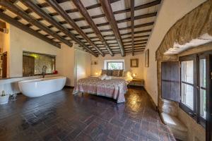 Postel nebo postele na pokoji v ubytování Masia Marco Lux, ideal familias con gran zona exterior y Piscina