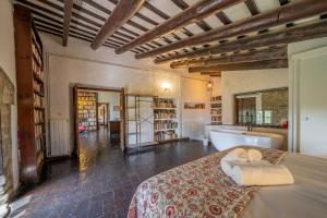 Postel nebo postele na pokoji v ubytování Masia Marco Lux, ideal familias con gran zona exterior y Piscina