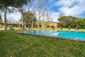 Bazén v ubytování Masia Marco Lux, ideal familias con gran zona exterior y Piscina nebo v jeho okolí