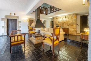 Posezení v ubytování Masia Marco Lux, ideal familias con gran zona exterior y Piscina