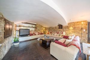 Posezení v ubytování Masia Marco Lux, ideal familias con gran zona exterior y Piscina
