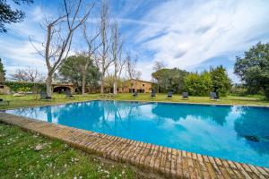 Bazén v ubytování Masia Marco Lux, ideal familias con gran zona exterior y Piscina nebo v jeho okolí