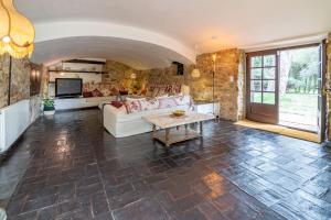 Kuchyň nebo kuchyňský kout v ubytování Masia Marco Lux, ideal familias con gran zona exterior y Piscina