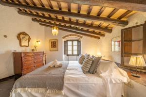 Postel nebo postele na pokoji v ubytování Masia Marco Lux, ideal familias con gran zona exterior y Piscina