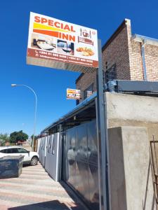 um sinal na lateral de um edifício em Special Inn Bed and Breakfast em Windhoek