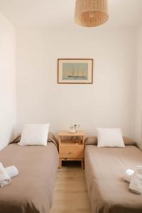 Łóżko lub łóżka w pokoju w obiekcie Villa Sa Caleta