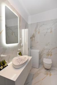 Ένα μπάνιο στο Syrene Luxury Suites