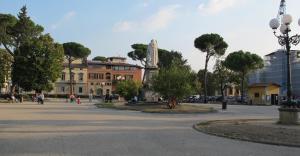 a park with a statue in the middle of a street at La casa dei fiori in Florence