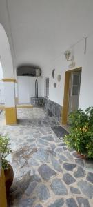 Habitación con suelo de piedra en un edificio en Guesthouse da Vila, en Mourão