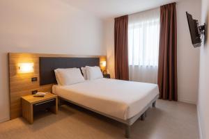 Ένα ή περισσότερα κρεβάτια σε δωμάτιο στο Hotel Ambra