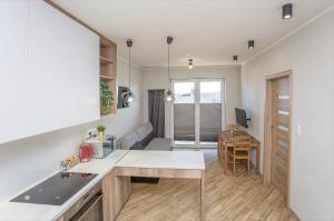 Kuchyňa alebo kuchynka v ubytovaní Urban Jungle - Vera Apartment