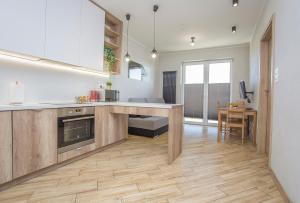 Kuchyňa alebo kuchynka v ubytovaní Urban Jungle - Vera Apartment