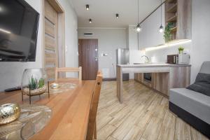 Kuchyňa alebo kuchynka v ubytovaní Urban Jungle - Vera Apartment