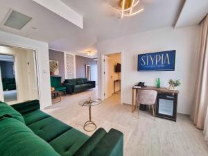un soggiorno con divano verde e tavolo di Heritage Hotel Stypia a Crikvenica
