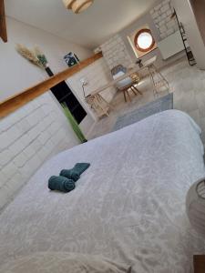een groot bed in een kamer met een groot bed sidx sidx bij Le Clos du Lys in Châlons-en-Champagne