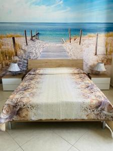 um quarto com uma cama na praia em I due Delfini em Taranto