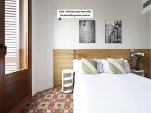 um quarto com uma cama grande e uma cabeceira em madeira em numa I Boqueria Apartments em Barcelona