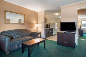 A seating area at Rodeway Inn & Suites - Rehoboth Beach