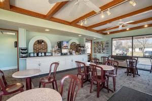 a restaurant with tables and chairs and a counter at Econo Lodge Inn & Suites Rehoboth Beach in Rehoboth Beach