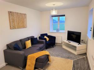 TV tai viihdekeskus majoituspaikassa Catchpole Stays Abbey Field Apartment- A lovely 2 bed apartment with field views near Colchester town centre