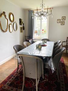 Boussac的住宿－Les 3 Gamins，一间带桌椅的用餐室