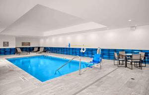 The swimming pool at or close to La Quinta Inn & Suites by Wyndham Texas City I 45