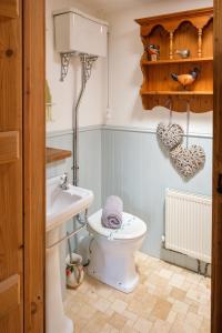 Ett badrum på Quavers Rest - quintessential little home & hot tub available !