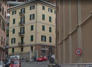 un gran edificio al lado de una calle de la ciudad en WOW HOME 2 - 175 mq - posteggio privato - davanti porto traghetti - fino a 10 posti letto - balcone, en Génova