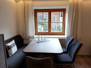 comedor con mesa, sillas y ventana en Apart Burgstall, en Arzl im Pitztal