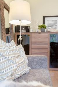1 dormitorio con 1 cama con lámpara y vestidor en HBS22_2, en Westerland