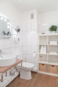 Baño blanco con lavabo y aseo en HBS22_2, en Westerland