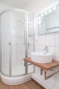 y baño blanco con lavabo y ducha. en HBS22_2, en Westerland