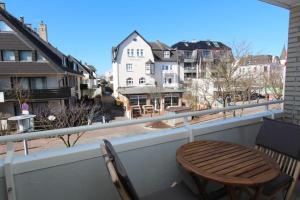 uma varanda com mesa e cadeiras e vista para a cidade em Boy5 12 Boysens5 em Westerland