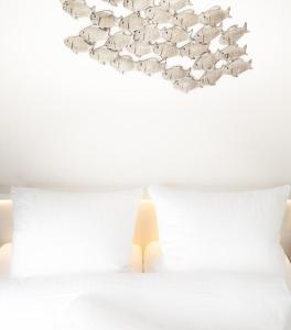 ein Schlafzimmer mit einem weißen Bett mit Vogelkopfteil in der Unterkunft Ad3 5F Luxury West in Westerland