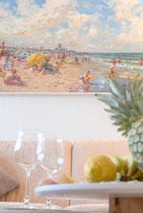 ein Bild eines Strandes mit Weingläsern auf dem Tisch in der Unterkunft AD1 _ 203 Boardrider_s in Westerland