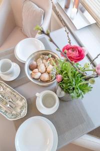 un tavolo con una ciotola di cibo e un vaso di fiori di Bommi7 a Westerland