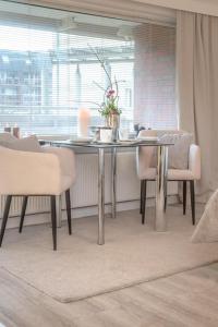 un tavolo da pranzo con sedie in una stanza con finestra di Bommi7 a Westerland
