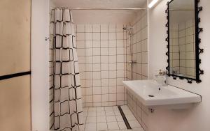 扎科帕內的住宿－OZWA - Studio One，白色的浴室设有水槽和镜子