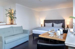 - une chambre avec un lit, un canapé et une table dans l'établissement Ad5 408 Dwarsloeper 3, à Westerland
