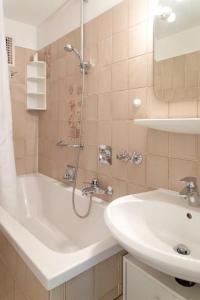 La salle de bains est pourvue d'une douche, d'un lavabo et d'une baignoire. dans l'établissement Strandkoenig 4 _AD1 _ 206_, à Westerland