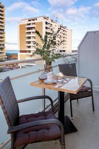 - un balcon avec une table et des chaises dans l'établissement Ad5 408 Dwarsloeper 3, à Westerland