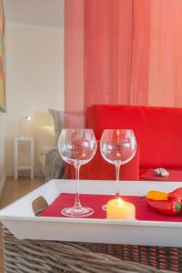 dwa kieliszki wina na tacy na stole w obiekcie Ad5 305 Dwarsloeper 1 w mieście Westerland